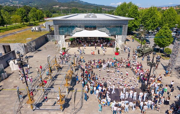 Fotografia do Pavilhão de Feiras e Exposições com a Feira de Educação, Ciência e Tecnologia