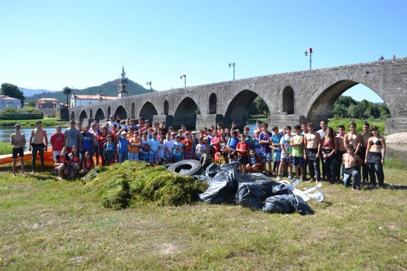 Município de Ponte de Lima apoia ação de limpeza nas margens do Rio Lima promovida pelo Clube Náu...
